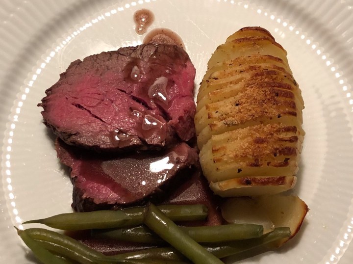 Beef sirloin with Hasselback potatoes and red wine&nbsp;sauce
