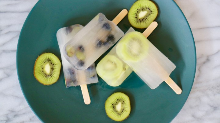 Ice lolly with coconut water, kiwi and&nbsp;blueberry