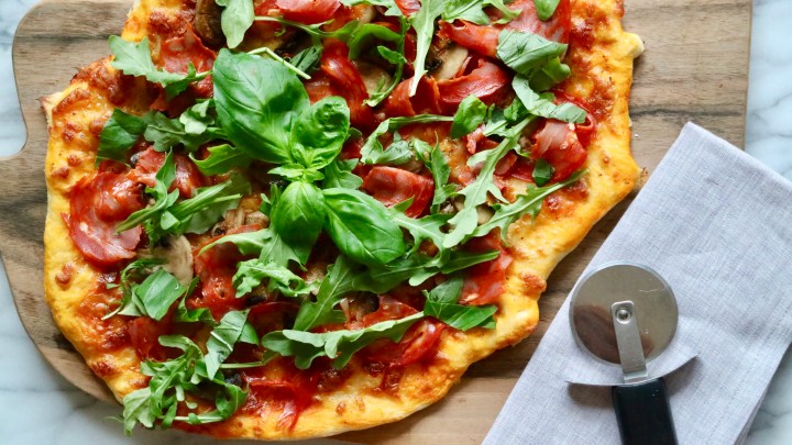 Pizza with salami, roasted mushrooms and&nbsp;arugula