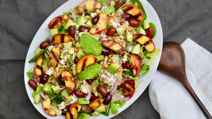 Green salad with grilled peaches, walnuts and&nbsp;olives