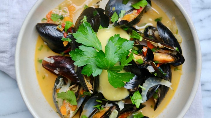 Mussels with garlic, white wine and&nbsp;aioli