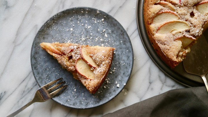Apple cake with&nbsp;cinnamon
