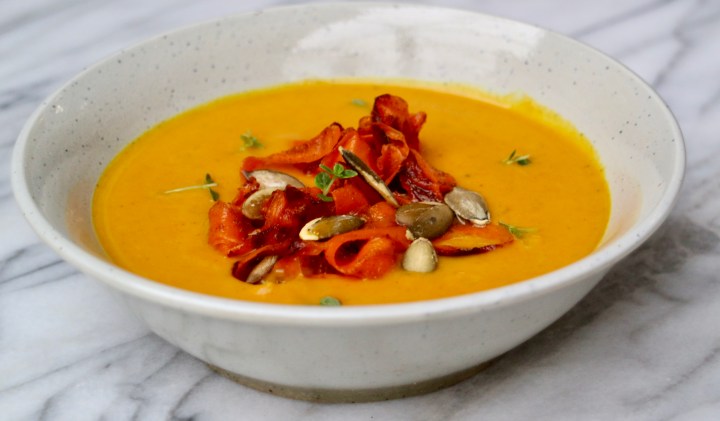 Pumpkin soup with curry, turmeric and roasted carrot&nbsp;slices