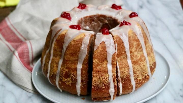 Gingerbread Bundt with&nbsp;lingonberries