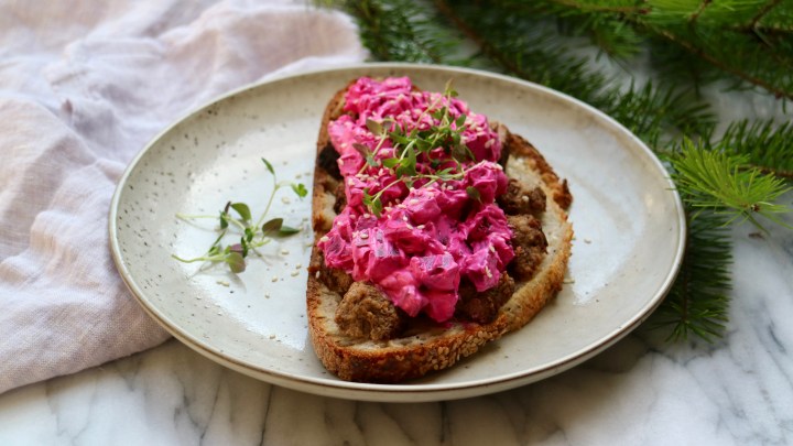 Meatball toast with beetroot salad&nbsp;(Rödbetssallad)