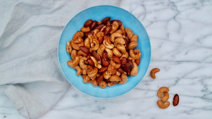 Christmas roasted nuts with cinnamon, ginger and&nbsp;salt
