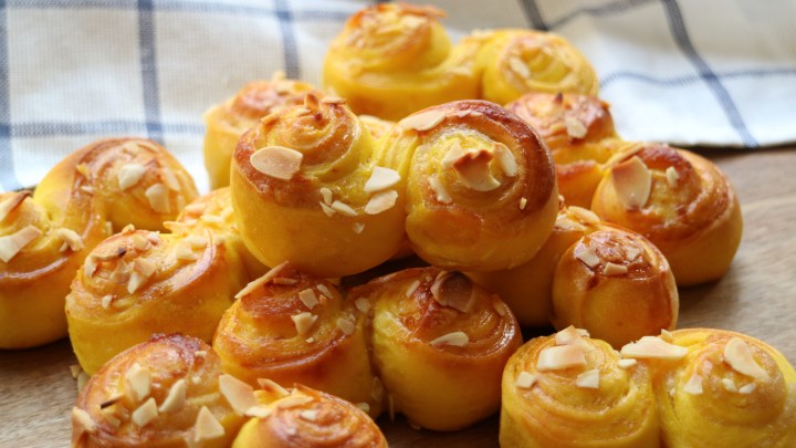 Saffron buns with&nbsp;marzipan