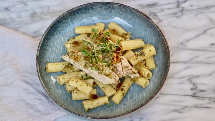Pasta with chicken, pesto and&nbsp;thyme