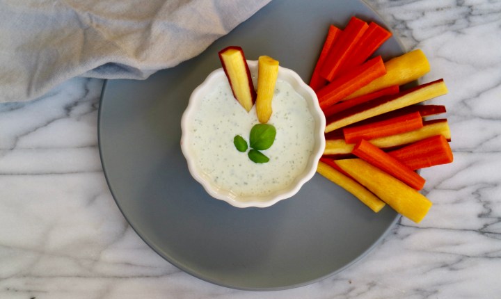 Cottage cheese dip with chives and&nbsp;basil