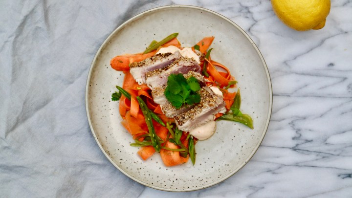 Sesame and black pepper grilled tuna with vegetables and chili&nbsp;sauce