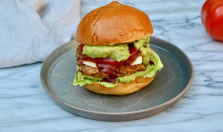 Veggie bean burger with&nbsp;guacamole
