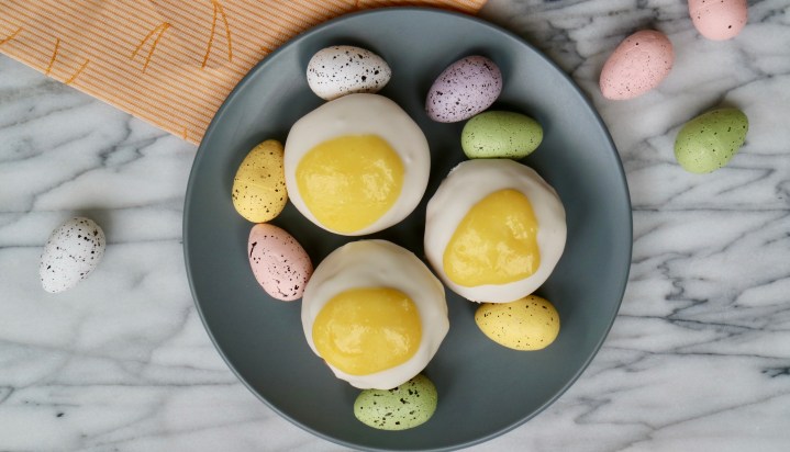 Lemon muffins filled with lemon&nbsp;curd