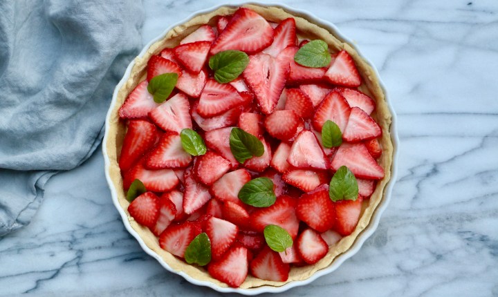 Strawberry cake with vanilla&nbsp;curd