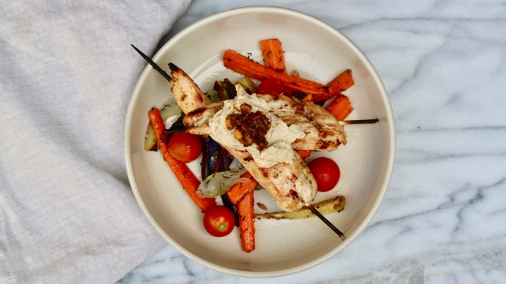 Grilled chicken skewers with summer vegetables and&nbsp;hummus